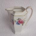 Ancien pot à lait en porcelaine Epiag Czéchoslovakia décor fleurs dont des roses
