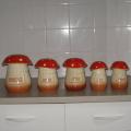 Ancienne série de pots à épices en céramique représentant des champignons amanites tue-mouches (5 pots)