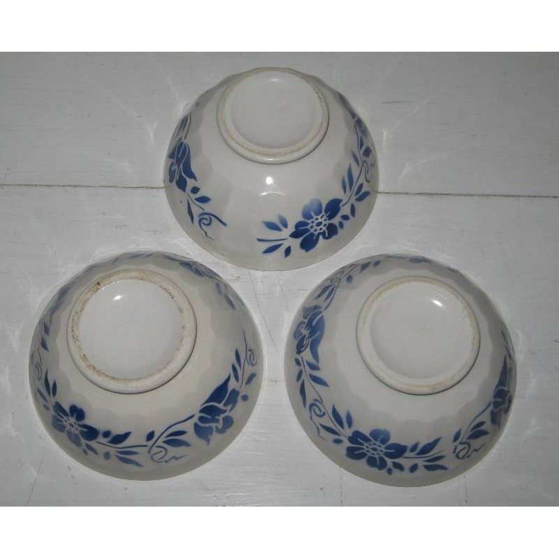 Trois anciens bols en faience decor fleurs bleues 3